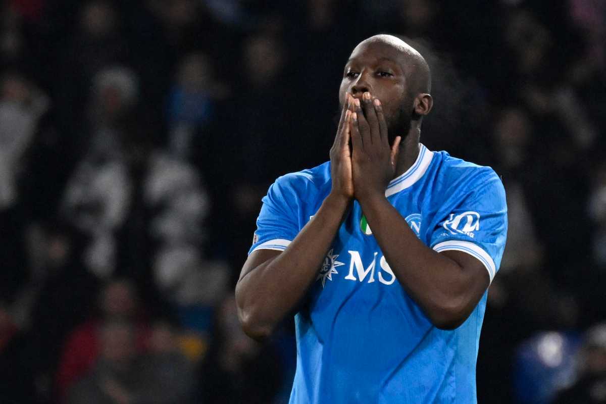 Lukaku in campo con le mani sul viso e l'aria disperata