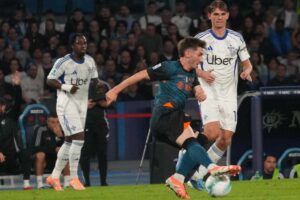Giocatori Napoli e Como in campo che giocano