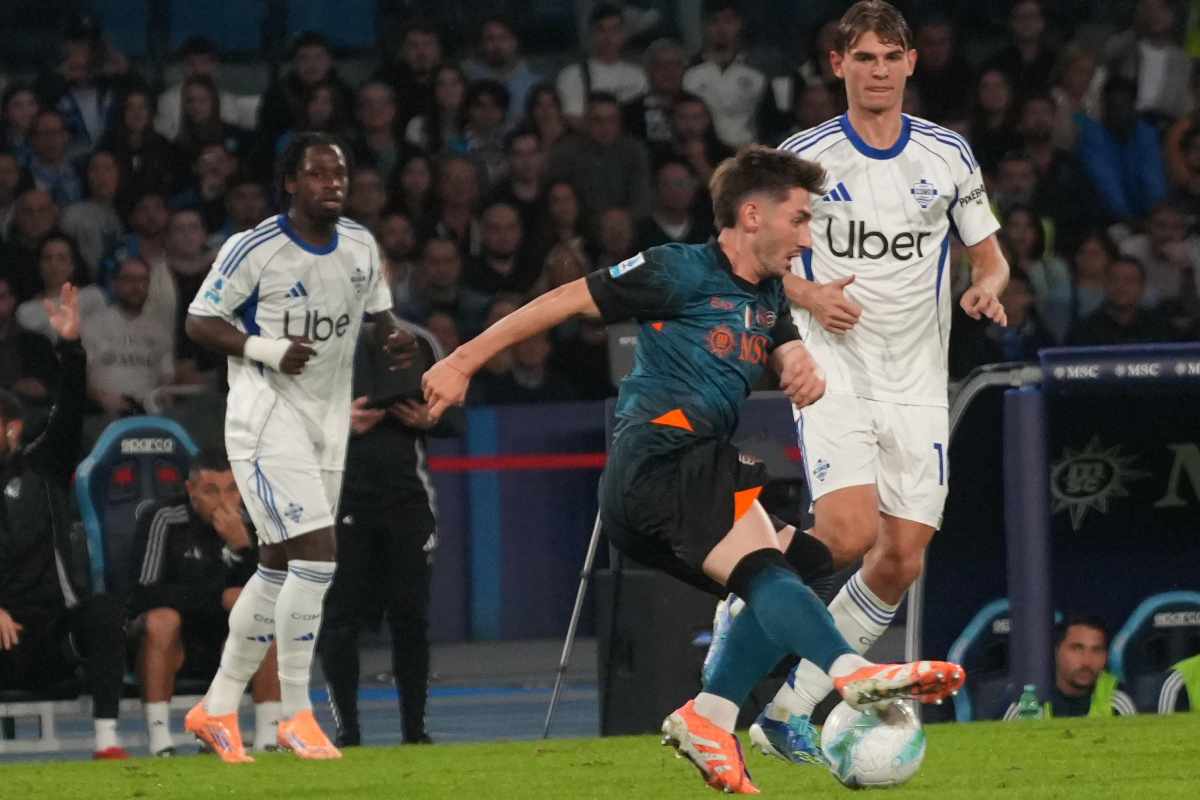 Giocatori Napoli e Como in campo che giocano